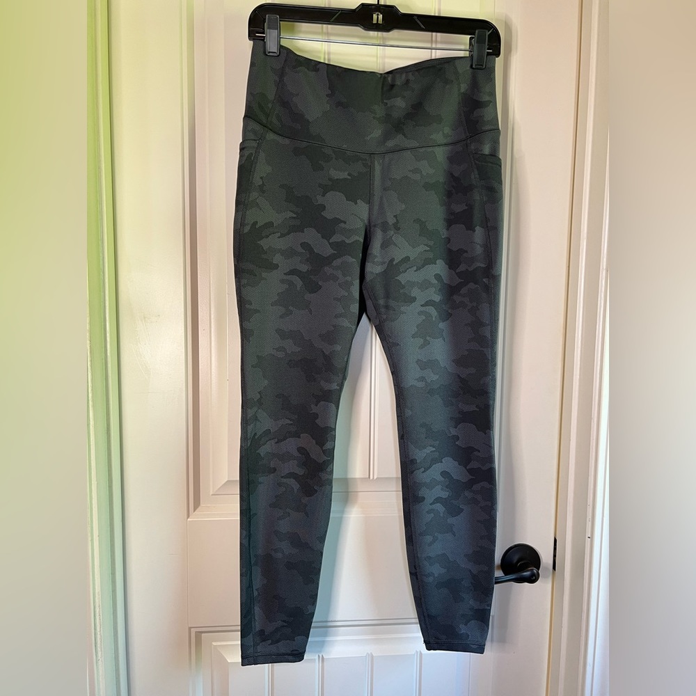 All In Motion Women’s Textures Camo Leggings Size M